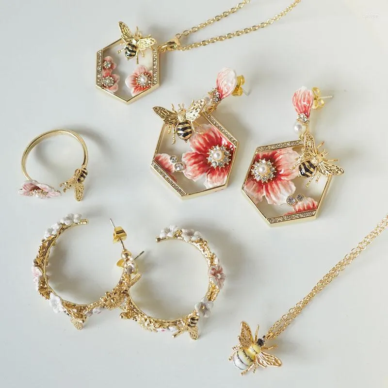 Halskette Ohrringe Set Romantische Elegante Süße Biene Blume Für Frauen Klassische Insekt Pflanze Ring Ohrring Dame Party Zubehör