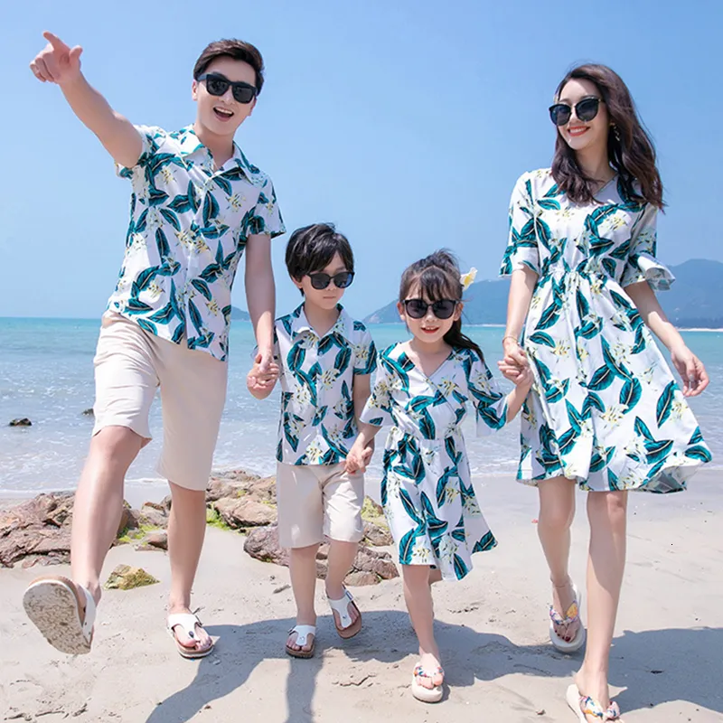 Dopasowanie rodzinnych strojów Summer Beach Mother Córka Dress Dad Syn Floral Shirtpants Para Kobiet Dziewczyna sukienka 230424