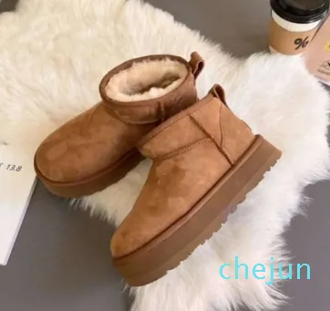 Autumn and Winter Classic Boots with Deduction Fashion Mini Flat Bottom Bekväm plysch förtjockad snö Windtight Mid Tube Leather Bread Shoes