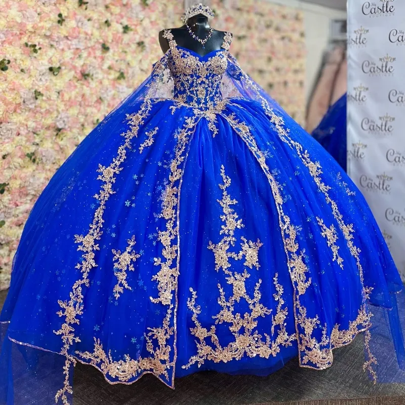 Vestidos de quinceanera de balón azul brillante 2024 Aplicación dorada de encaje con cuentas con cape dulce 16 vestidos de 15 anos 0417