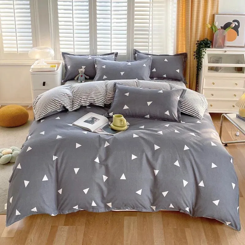 Set di biancheria da letto Biancheria da letto in cotone Set di quattro pezzi Lenzuolo per dormire nudo Copripiumino Dormitorio per studenti Semplice tre pezzi spazzolato addensato