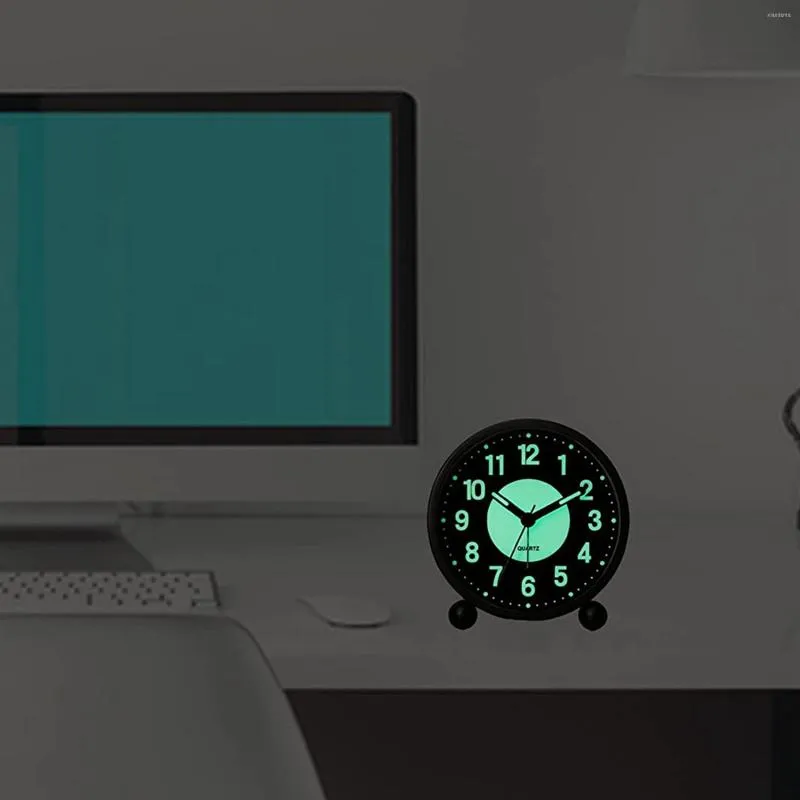 Väggklockor Alarmklocka Lysande 4 tums tyst analogt bord som inte är ticking batteri som fungerar med högt för sovrummet