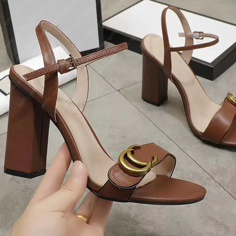 Berömda designer klackar sandaler lyxiga bilder för kvinnor läderpartiplattform kilar lägenheter sandal eleganta festskor, bröllopsklänningskor fashionabla formella skor