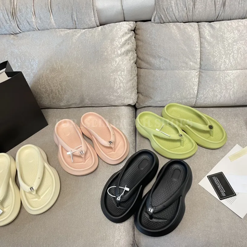 Designer toffel kvinnor platt flip flops vid vattnet gummi glidbrev som dekorerar sommar strandsemester tofflor lätta sandaler