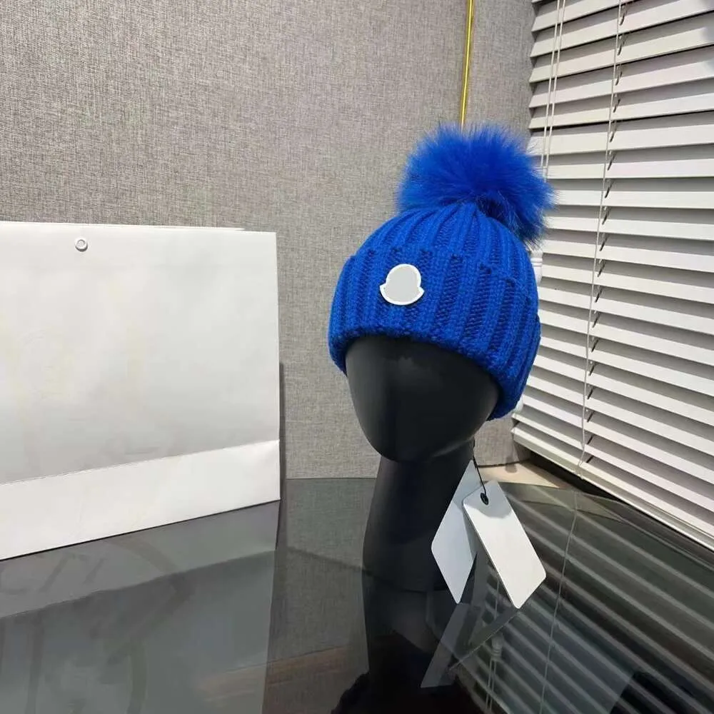 Beanie/Kafatası Yetişkin Örgü Şapka Kapakları Mektup Kapağı Pom Tasarımcı Beanie Erkek Monclair Şapka Heavy Düğün Beanie Kadınlar için Bir Sahte Kürk Po ile Şapka Şapka