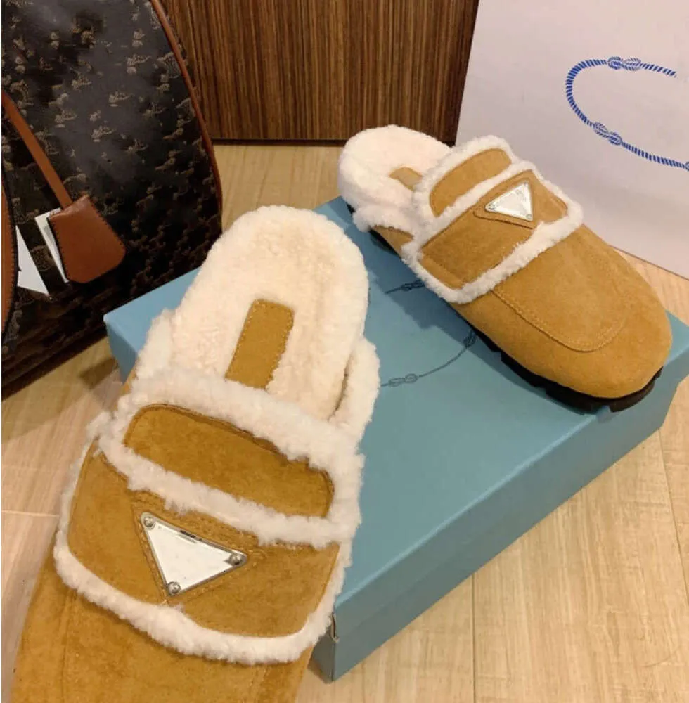 Designer Woman Slippers Fashion Luxury Warm Memory Foam Suede Plush Shearling Lined Slip on Indoor Outdoor Clog House Women Sandals Size 35-41 Trendy shoes