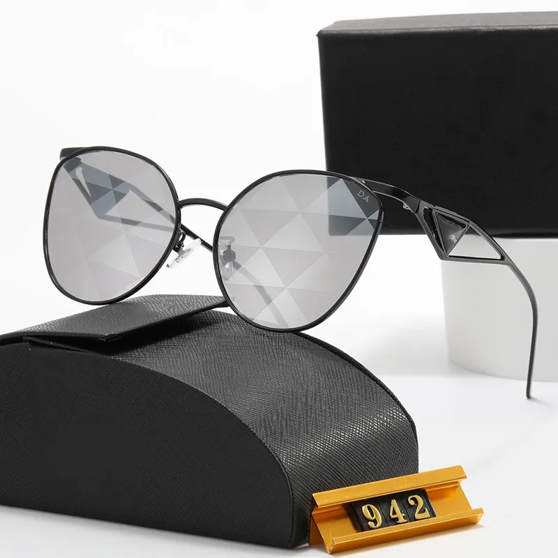Lyxdesigner solglasögon solglasögon för kvinnliga linser gjorda av PC -material Klassisk stil lämplig för män och kvinnor mycket bekväma mycket bra