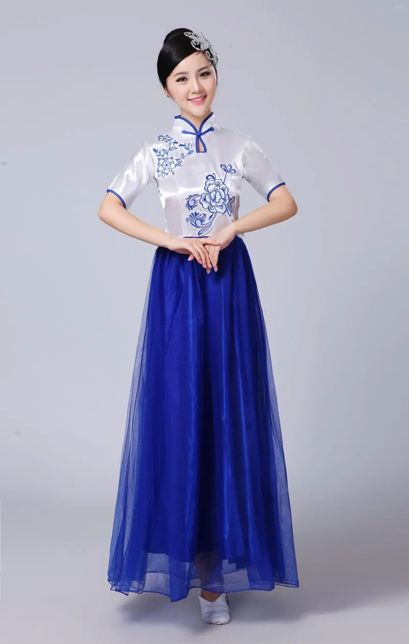 Scenkläder kvinnlig kör av klänning blå och vit porslin ärm folkmusik klassisk dans guzheng ackompanjemang vinddräkter