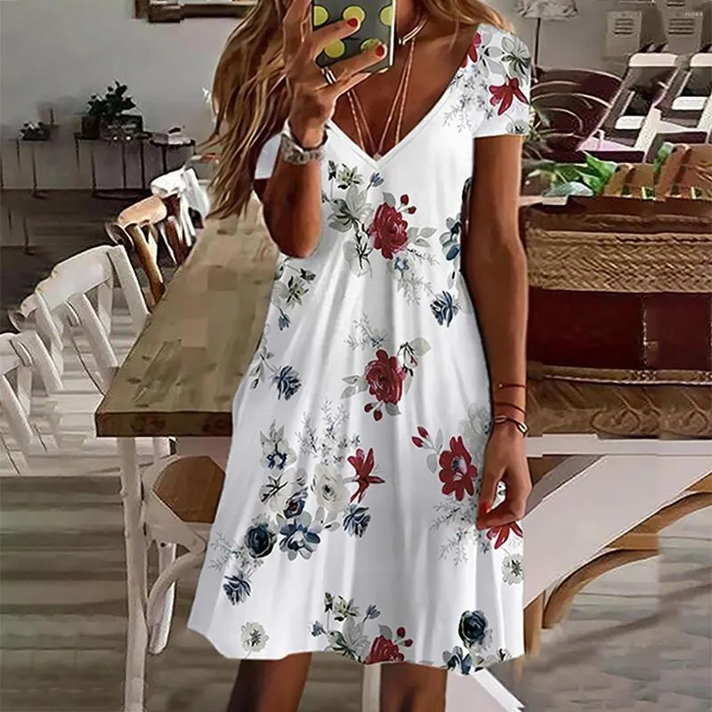 Casual klänningar i blommigt tryck Summer för kvinnor 2023 Plus Size Kort ärm T -shirt Sun Dress Ladies V Neck Swing Flowy Mini