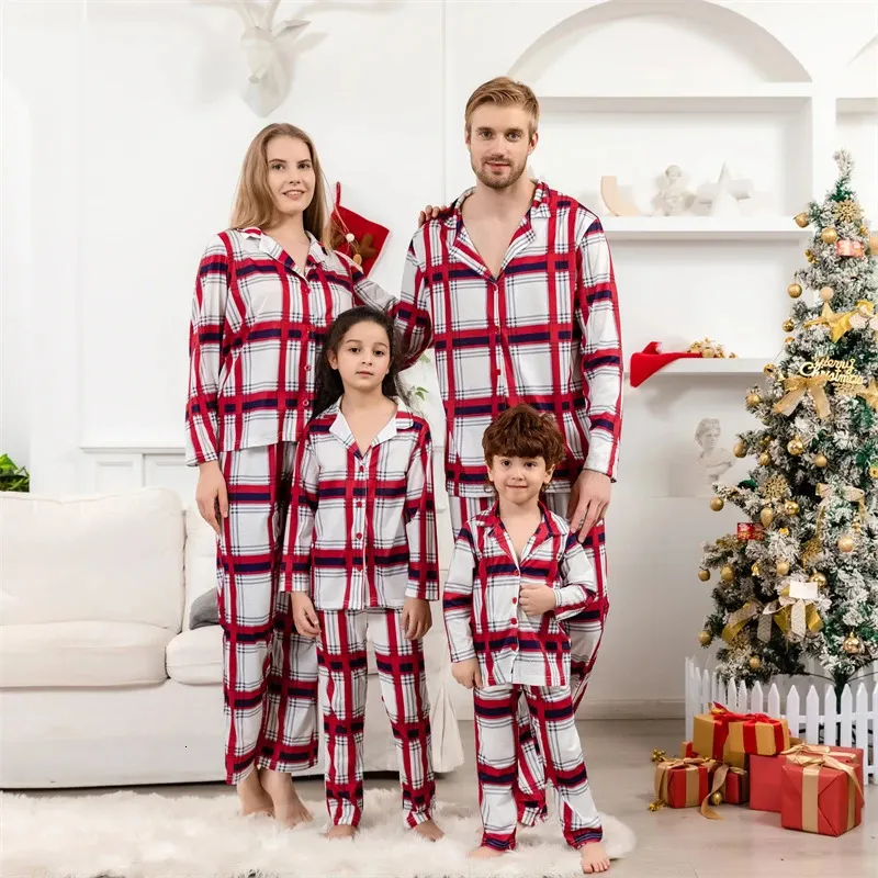 Familjsmatchande kläder Plaid Christmas Family Matching Pyjamas Set Mommy and Me Xmas PJ's Clothes Father Mother Daughter Son Sleepwear Outfits 231124