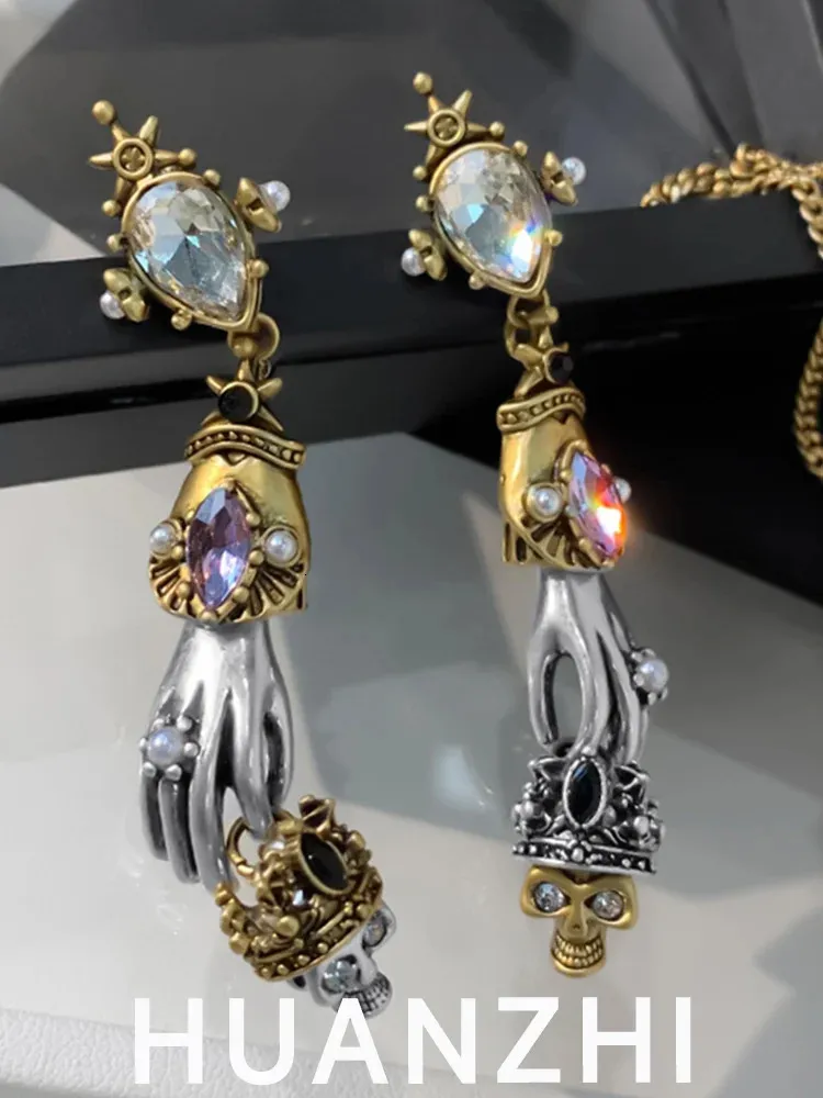 Stud HUANZHI Retro Skeleton Hands Zircon Drop Earrings for Woman Hip-hop Golden Crown Skeleton Dangle Earrings Jewelry Wholesale Gift 231124