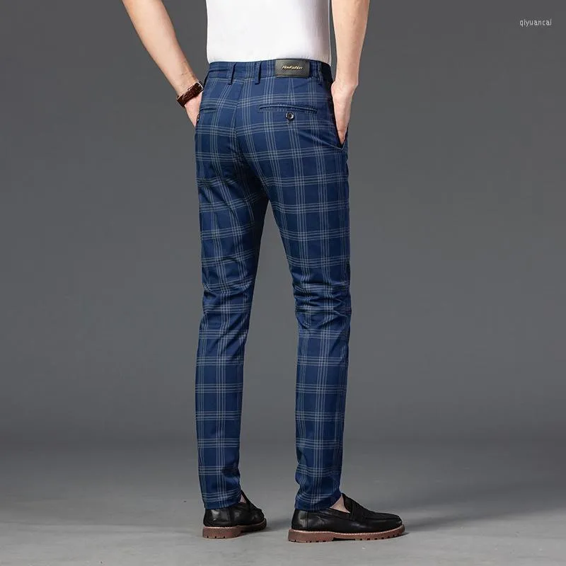 Pantaloni da uomo 2023 Plaid da uomo Moda casual Sanding Slim Fit Pantaloni elastici Abbigliamento maschile di marca Pieghettato da uomo