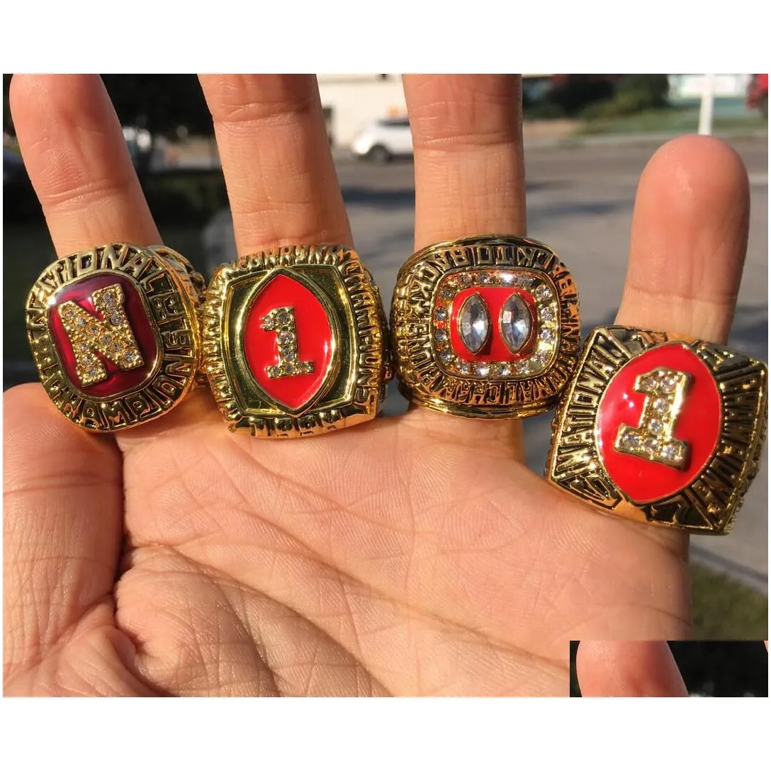 Cluster Rings 4Pcs 1983 1994 1995 1997 Nebraska Cornhuskers National Championship Ring With Wooden Display Box Men Fan Gift Wholesale Dhibc