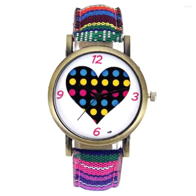 Montres-bracelets Coeur Forme Charme Treillis Coloré Cercle Dot Mode Hommes Femmes Amour Accessoires Rayures Toile Tissu Bande Sport Montre À Quartz