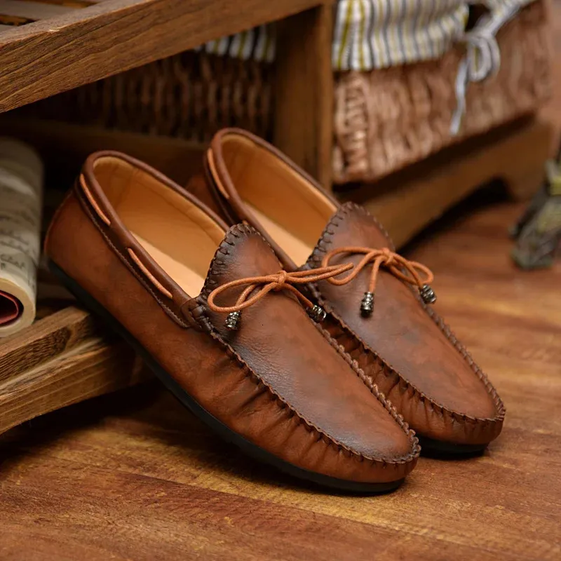 Sapatos de vestido moda couro homens sapatos casuais marca de luxo confortável deslizamento em mocassins formais homens mocassins italiano macio masculino sapatos de condução 231124