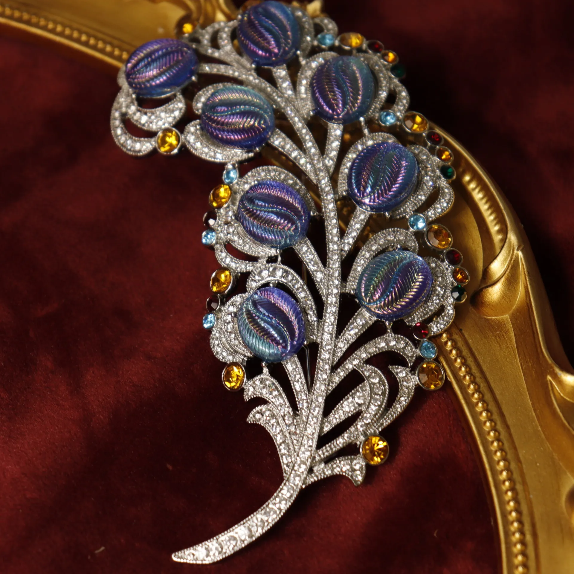 Retro Luxury French Palace Style Peacock Feather Illusionary Gemstone Inlay Exquisite Medieval Feeling Brooch Flower