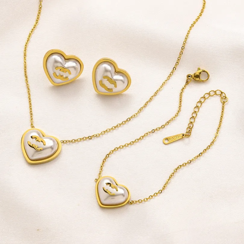 Love Jewelry Conjunto de colar de colar de colar de 18k Brincho de pântano de ouro de 18k Colar de pingente de pingente feminino Pingente Gretos de casamento Jóias Jóias Conjunto de jóias por atacado