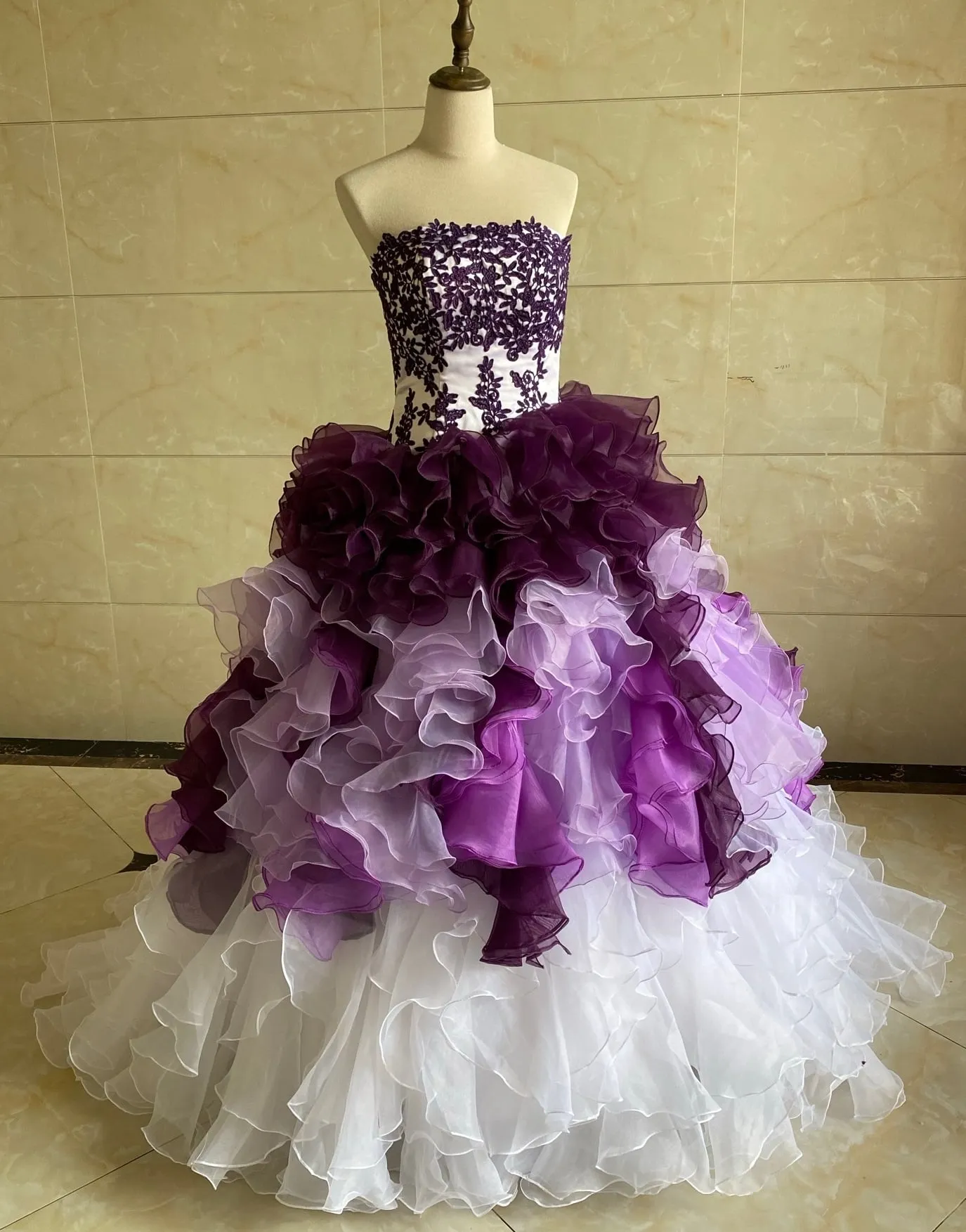 Romantik Beyaz ve Mor Ülke Gelinlik Katmanlı Ruffles Straplez Uzun Organza Gelinlikleri Kolsuz Bahçe Artı Beden Kadınlar Resmi Wear 2023