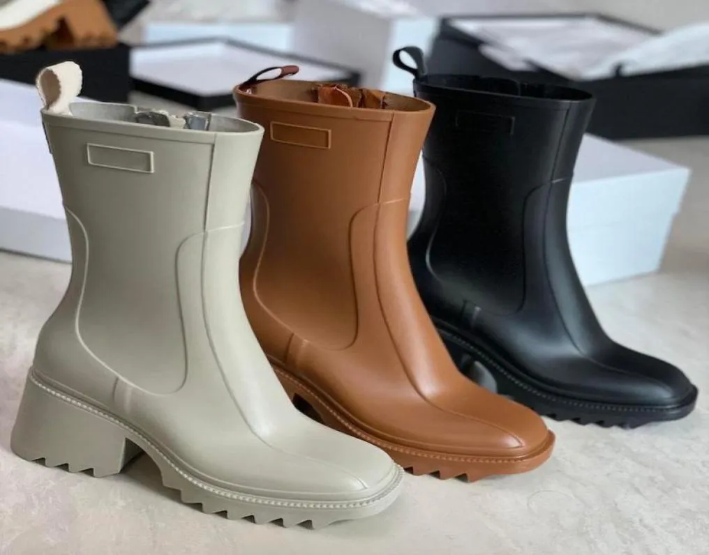 Luxurys Designers Women Rain Boots England Style Waterproof Welly PVC Water Rains Shoe Zipper Vintage Square Head Shoes Fashion KN8414701