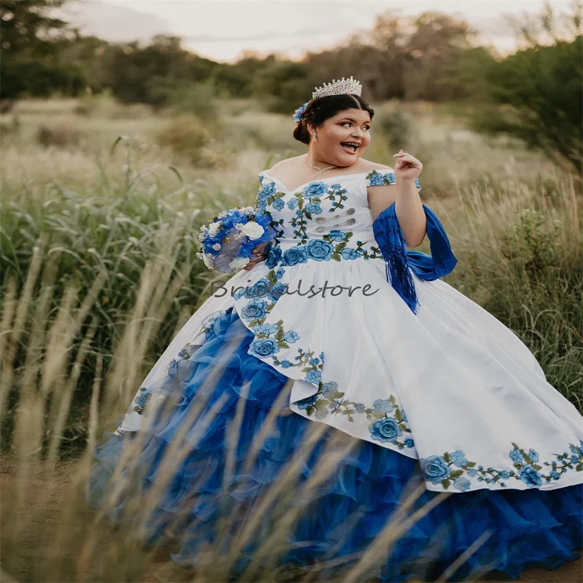 Abiti quinceanera blu charro messicani 2023 Plus Size spalle scoperte abito da ballo gonfio con fiocco pizzo a balze a strati fiore abiti da Xv abito da dolce 16 compleanno