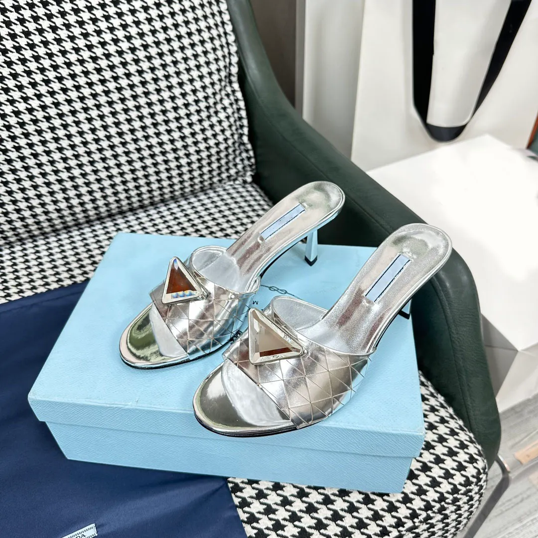 Sandales à talons hauts de 950 mm avec talons fins Tongs couleur bonbon logo avec triangle Chaussures d'usine de créateurs avec boîte