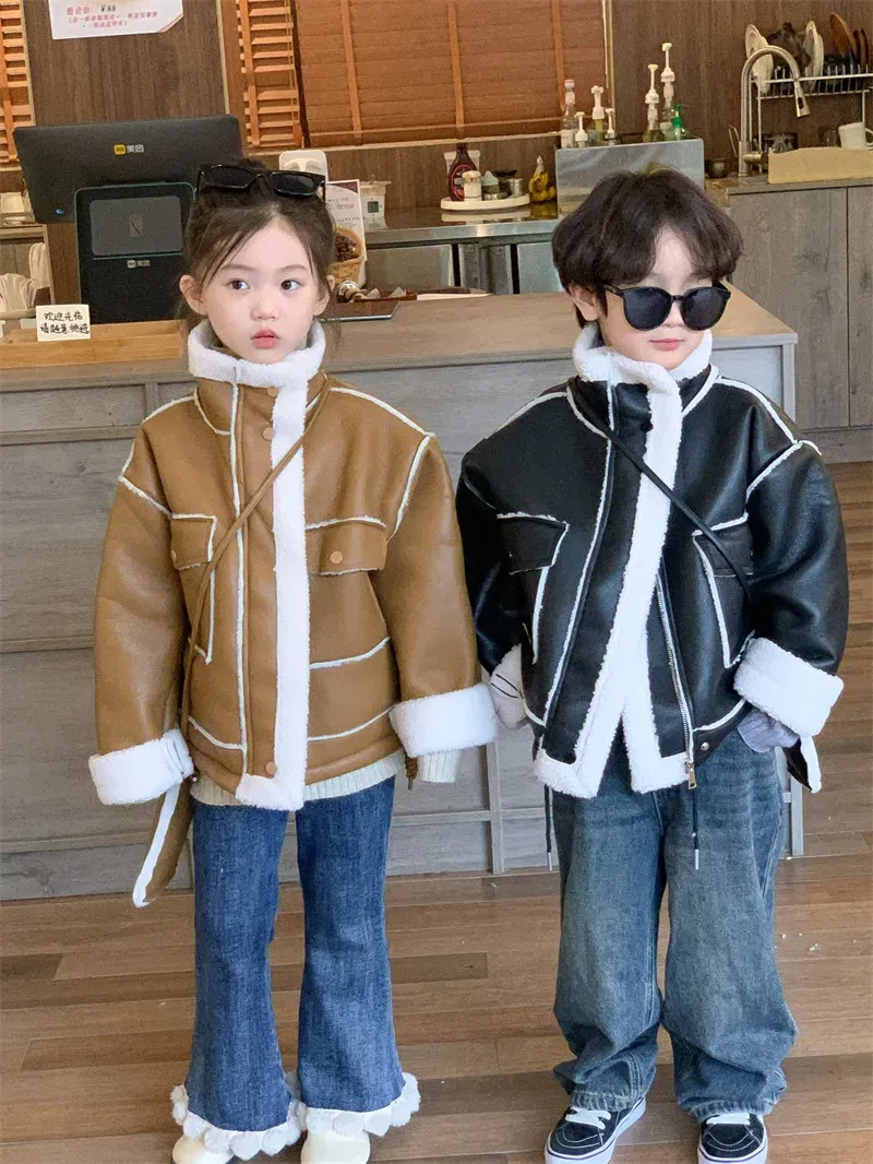 Jackor Koreansk version av män och kvinnors yttrekläder 2023 Autumn Winter Thicked Fur Coat Children S Leather Jacket Fashion 231124