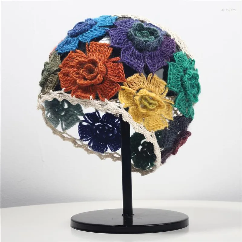 Bérets Style japonais Crochet coloré bonnet casquette femmes Baotou main crochet creux rétro fleur éblouissante ethnique tricoté chapeau