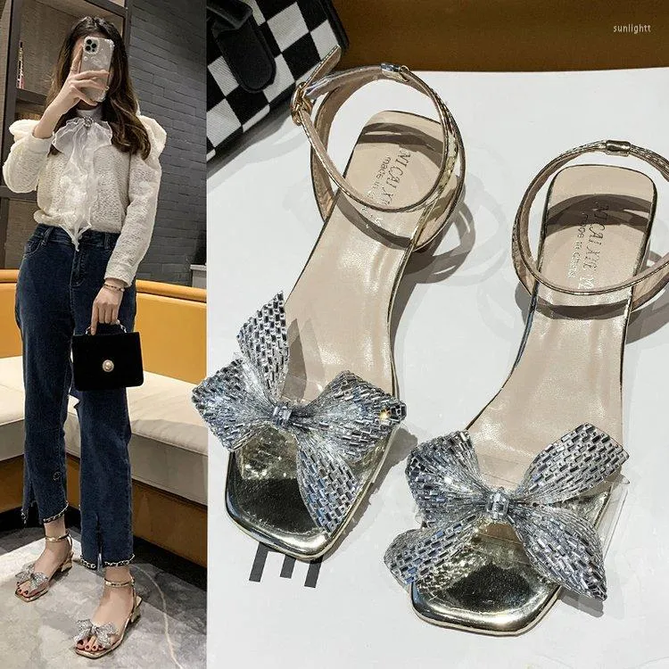 Отсуть обувь модные хрустальные сандалия 2023 летние дамы серебряный низкий низкий каблук прозрачный тонкий ремешок с открытыми пальцами