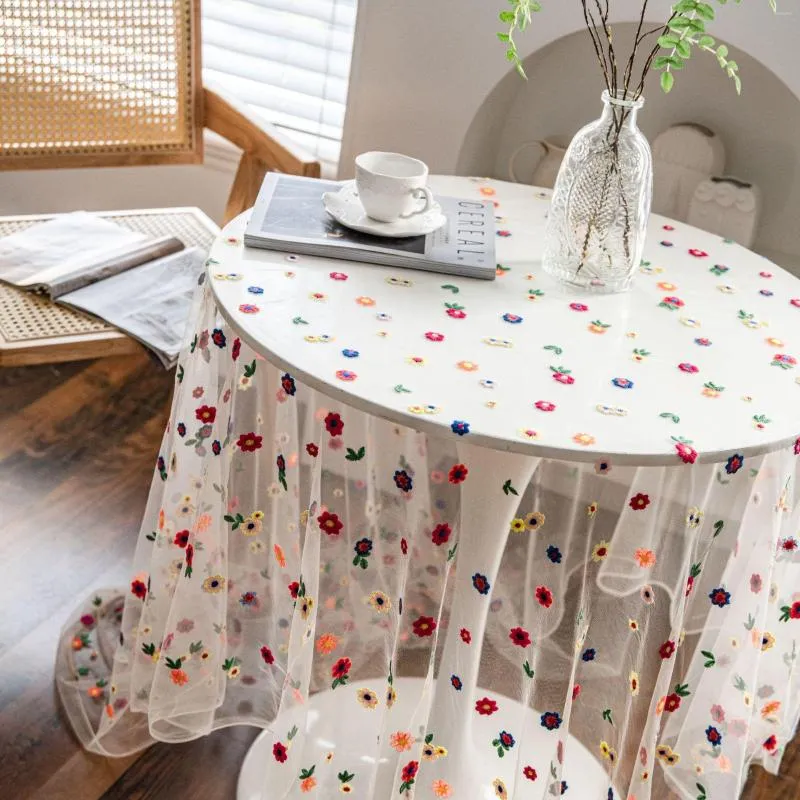 طاولة قطعة قماش جولة المائدة أحداث الحفلات ألوان اللون المطرزة كعكة زهرة POGARATION الخلفية