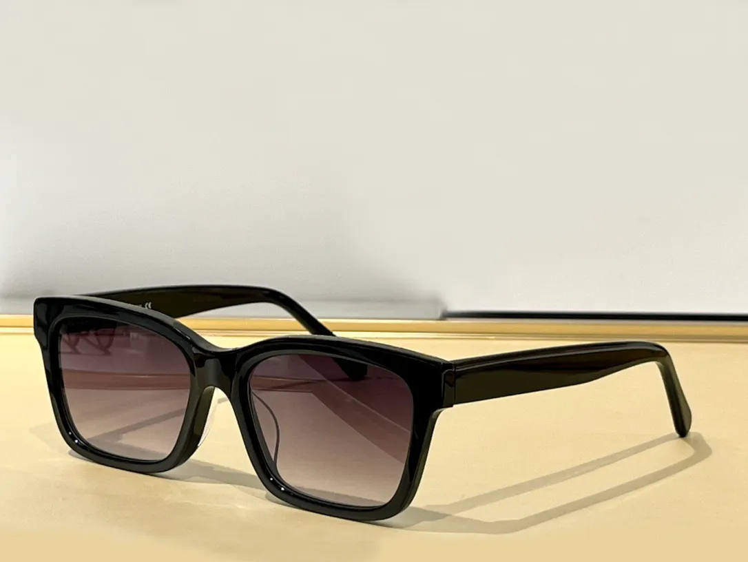 Stijlvolle zwart grijs gearceerde vierkante zonnebril voor vrouwen 2024 Fashion Sunnies met UV400 Protection Box