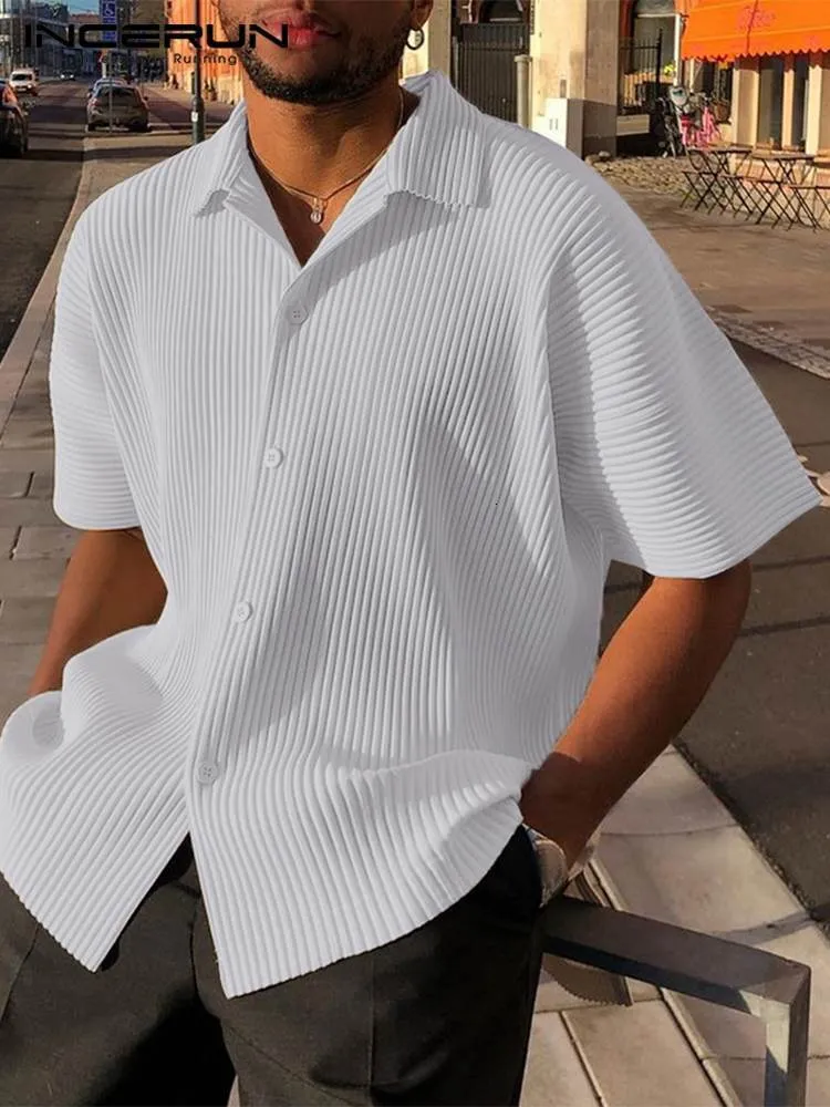 メンズカジュアルシャツアメリカンスタイルカジュアルシンプルなメンズソリッドブラウスストリートウェアオスルース快適なプリーツ半袖シャツS-5XLインカン230425