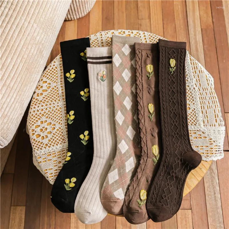 Kvinnors strumpor blommor broderi knähög strumpor vår höst vinter mode bomull lång hajuku vintage streetwear crew sock