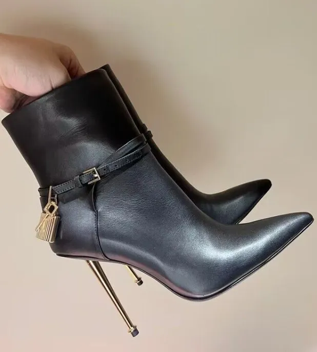 Vinter elegant design metalllåsdekoration kalv läder höga häl stövlar sidor zip skor spetsiga mode bootstoe stilett ankel booties sko kvinnor fabriksskoskor