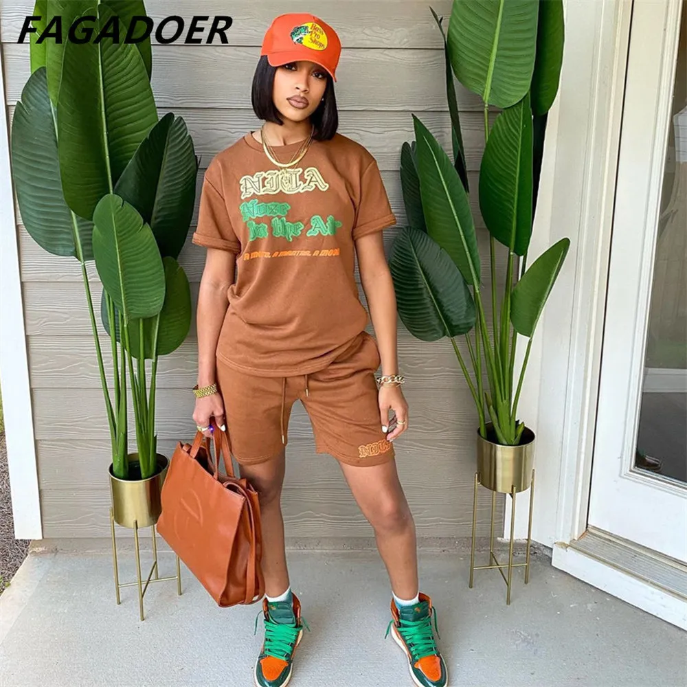 المسارات النسائية Fagadoer Women من قطعتين مجموعات رسائل صيفية طباعة جولة الرقبة Tshirt و Shorts Tracksuits غير رسمية للركض المتوافق مع 230425