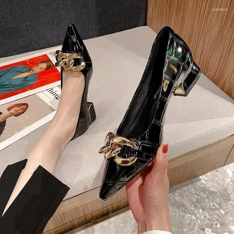 Sapatos de vestido para mulheres 2023 formal dedo do pé apontado senhoras calçados de verão preto normal couro casual salto baixo oferta elegante