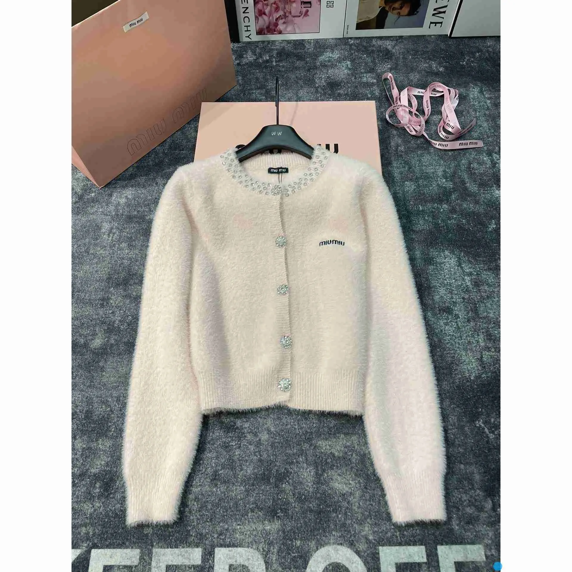 MM Family Autumnwinter Ny imitation mink ulltröja cardigan strass knapp broderi bokstäver på bröstet tung industri maskin diamant kvinnlig1