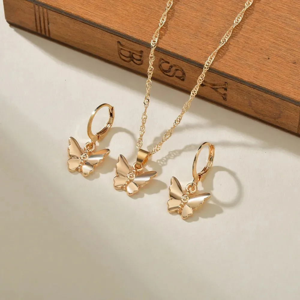 Collane con perline Moda classica dolce e adorabile ciondolo a forma di farfalla Collana da donna in lega Orecchini Set di gioielli Accessori regalo 231124