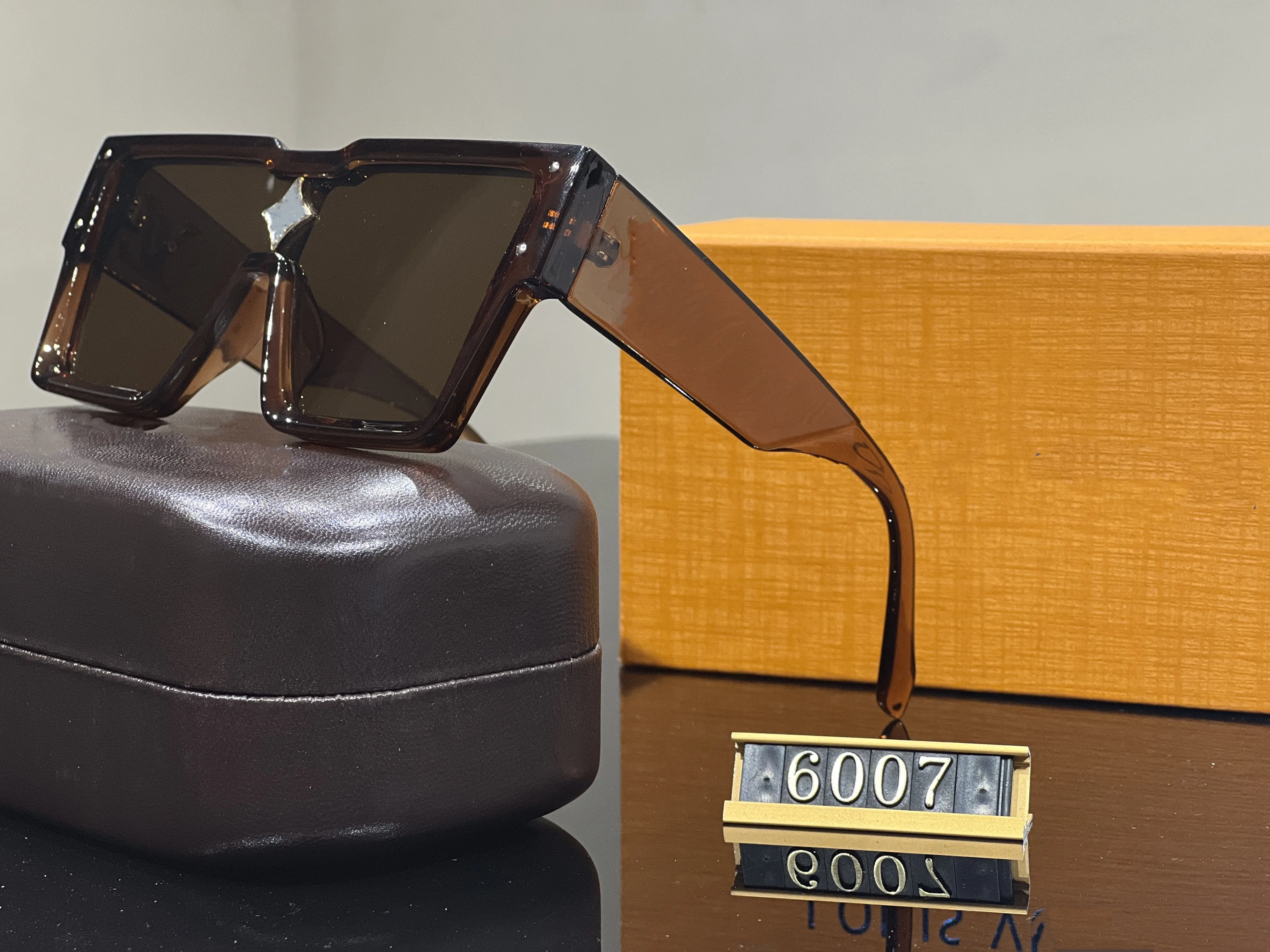 Letnie okulary przeciwsłoneczne dla mężczyzn i kobiet w stylu cyklonu anty-ultrafiolet kwadratowe okulary przeciwsłoneczne dla złota metalowa tarcza przeciwsłoneczna