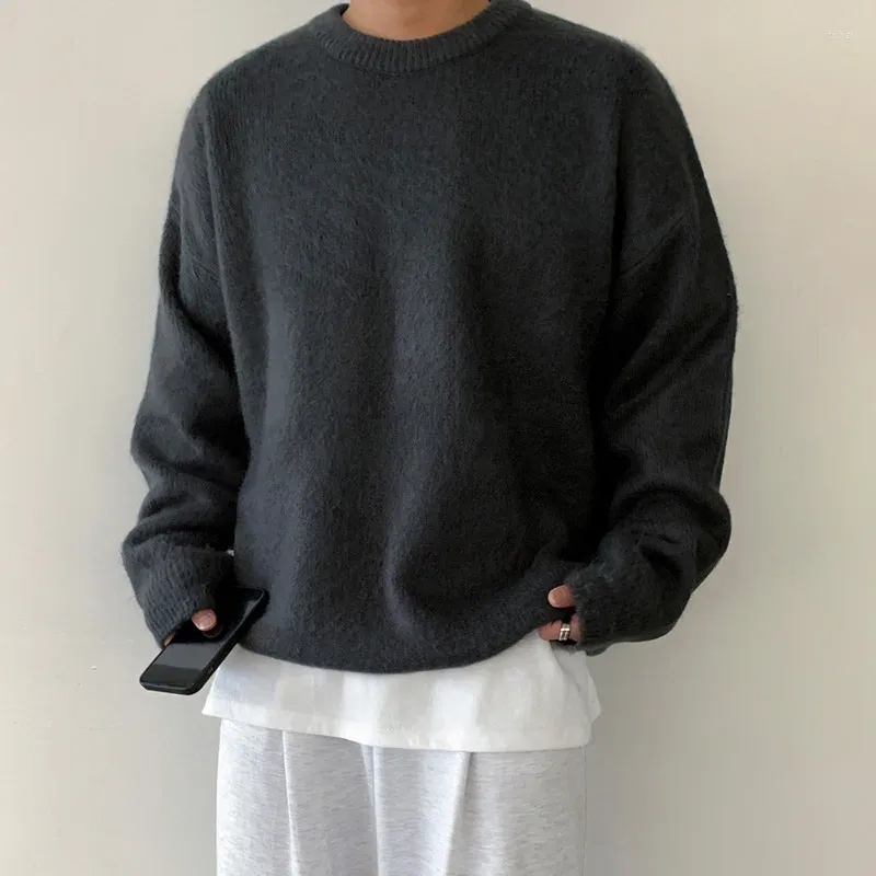 Herrtröjor Syuhgfa 2023 Vinterrundkrage Mohair Solid Color Sweater Loose Korean Style Vintage Kinted Pullover Men kläder