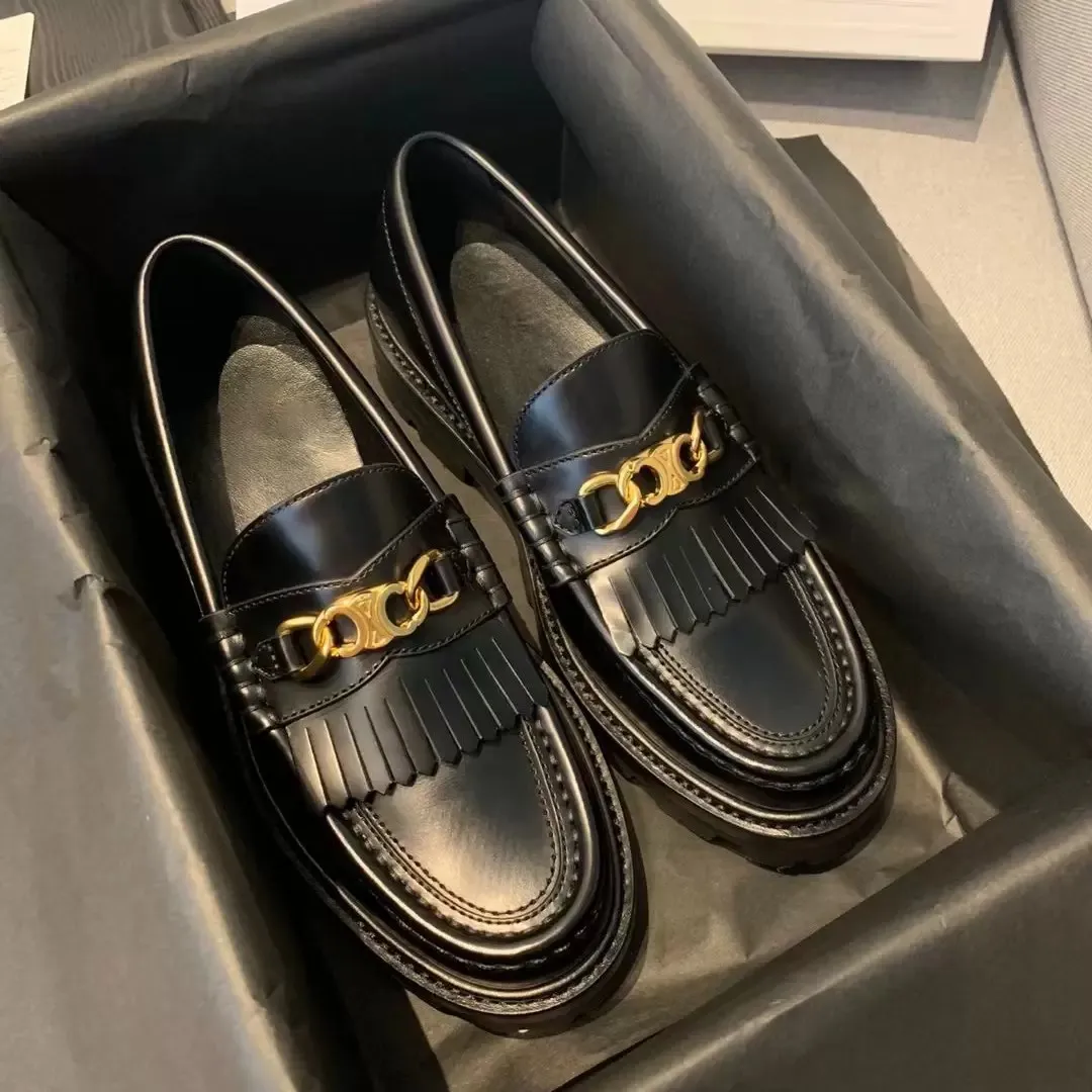 Elegante zwarte MARGARET schoenen Triomphe gouden loafers met ketting en franjes Echt kalfsleer slip op flats dames Luxe ontwerpers platte damesschoen