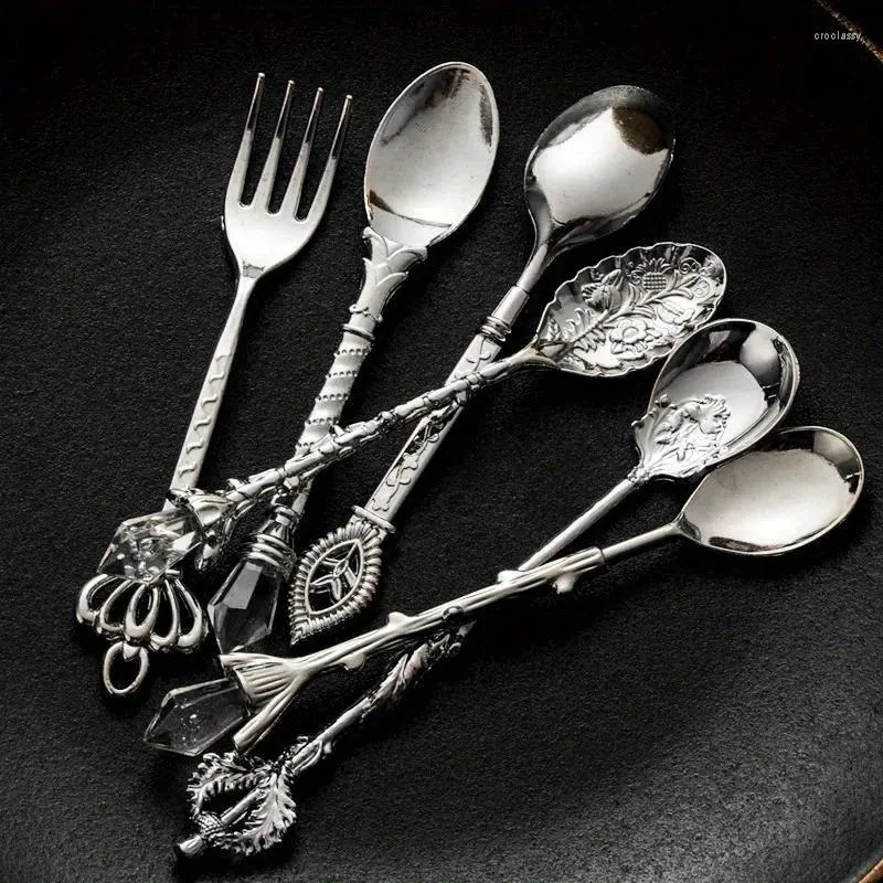 Dinnerware Sets 6pcs Vintage Spoons Fork Royal Style Gold Carved Coffee Tea Spoon Fruit Prikkers Dessert Cutlery Set Kitchen Tool