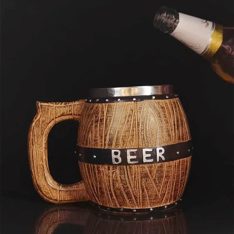 Tassen 580 ml Bierkrug im Eichenfass-Stil, Simulation eines Holzfass-Bierbechers, doppelwandiger Trinkbecher aus Metall, isoliert als Weihnachtsgeschenk 231124