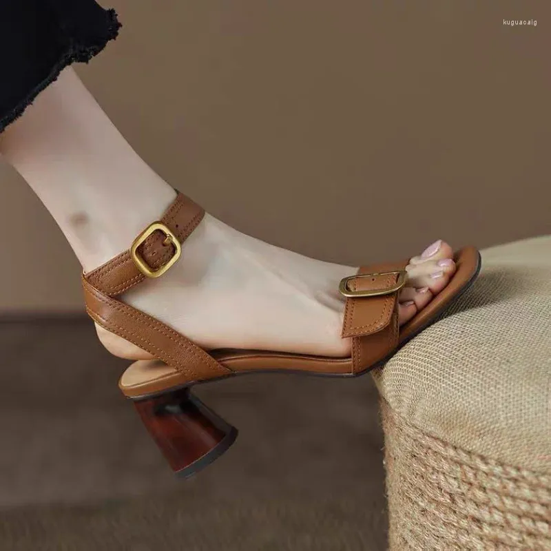 Sandalet 2023 Yaz Ayakkabıları Moda Leake Tasarım Kadınlar Rahat Yuvarlak Yüksek Topuklu Kahverengi Deri Retro Bayanlar Boyut