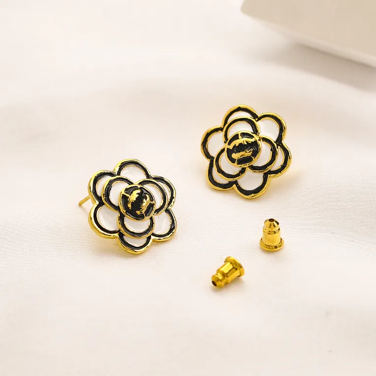 Boucles d'oreilles Stud Cadeaux de luxe Boucles d'oreilles Charme 18k Boucles d'oreilles à fleurs noires plaquées dorées pour femmes bijoux de créateurs Love Love en acier inoxydable Bijoux en gros