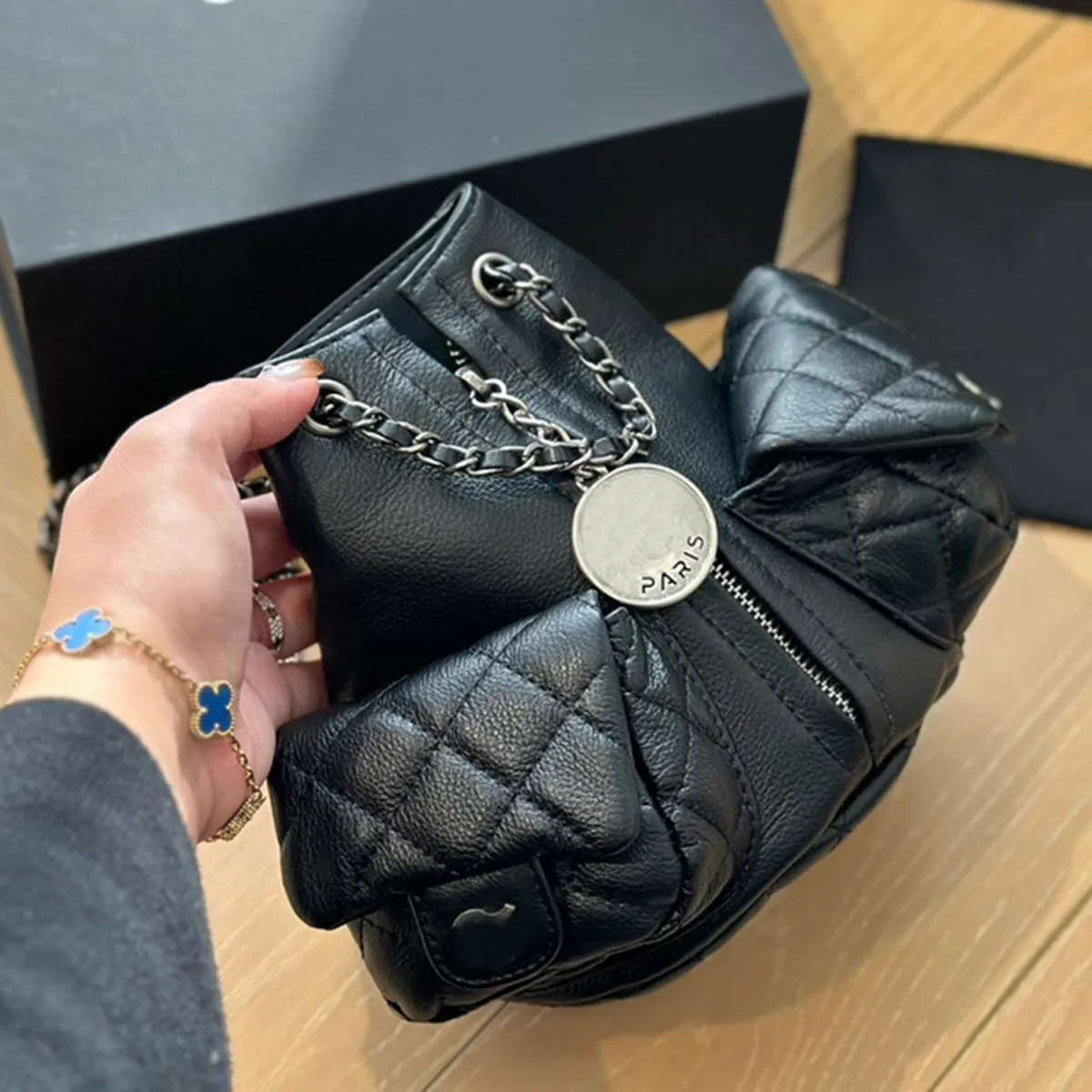 Luxe koeienhuid tas dames rugzak designer schoudertas metalen badge rits tas mini kikkervormige tas gewatteerde tas met diamantpatroon aankoop Rugzakstijl