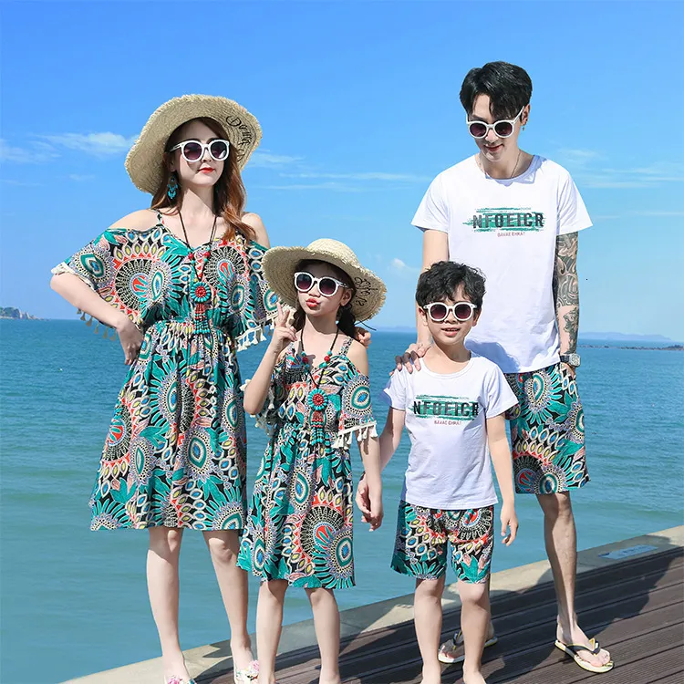 Familjmatchande kläder Familj Matchande kläder Summer Beach Mother Daughter Floral Dresses Dad Son Cotton Tshirt Shorts Par Outfit Seaside 230427