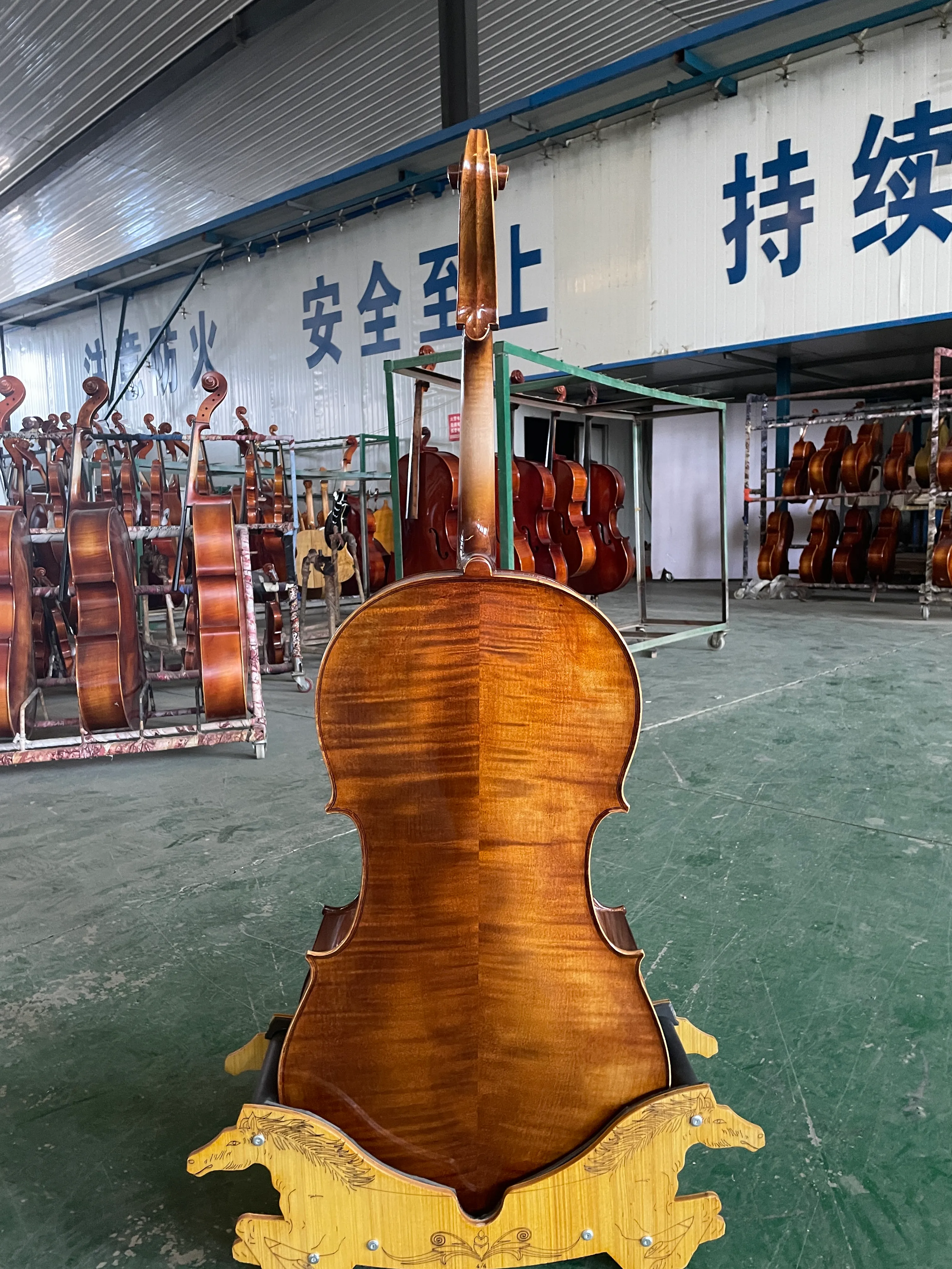 La fabbrica produce violoncelli 4/3. Violoncello a grandezza naturale in abete rosso e acero. Squisito motivo a tigre. Parti di acero fatte a mano gratuite