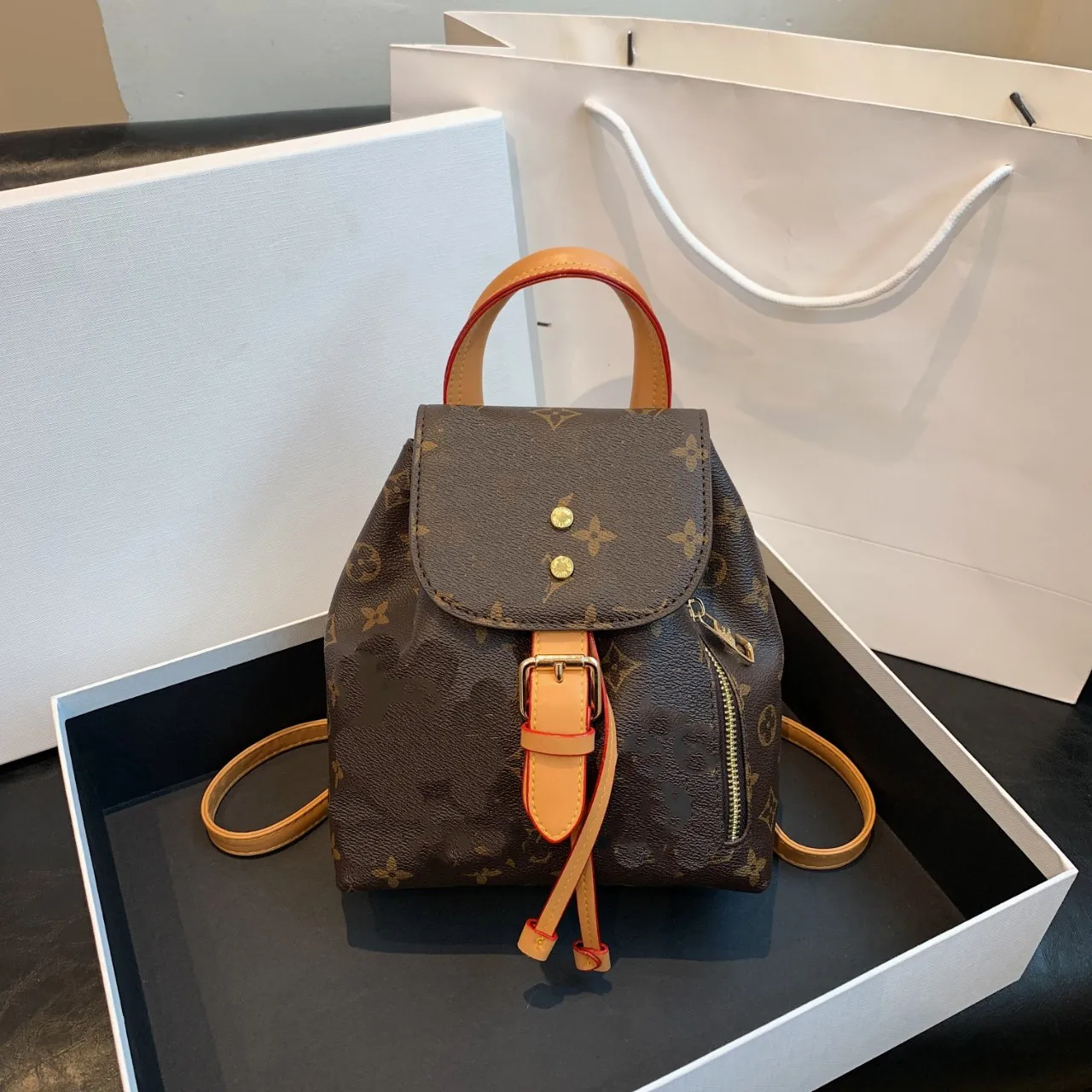 2023 Kvinnor Fashion Mini Ryggsäckar Back Pack Väskor Luxur Designer Leather School Ryggsäck Kvinnor Packar Springs Travel Girl Outdoor Bag