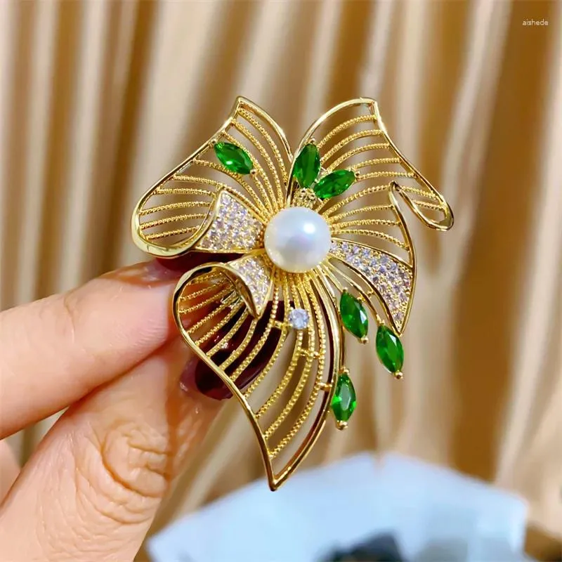 Broschen Koreanische Elegante Süßwasser Perle Grüne Blatt Blume Brosche Kreative Hohl Design Kleid Pins Frau Kleidung Zubehör Schmuck