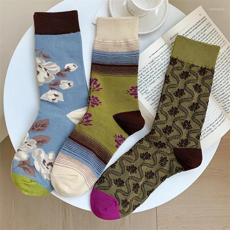 Women Socks Nowatorski styl brytyjski Modern Retro Flower Crew Kobieta oddychająca bawełniana moda dla kobiet jesienią